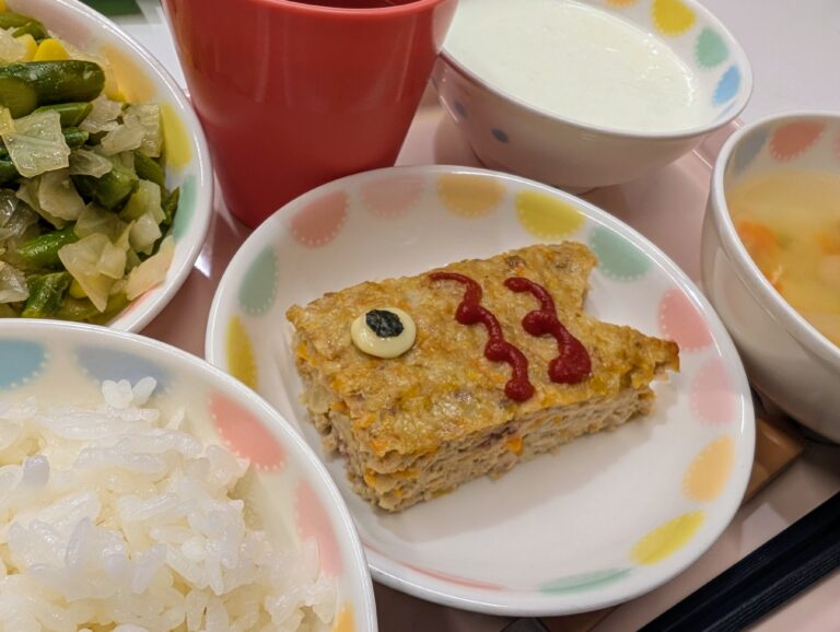 今日の給食とおやつ(こどもの日メニュー)