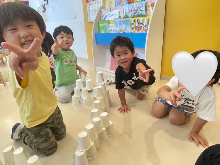 【03】にじ　　紙コップタワーに夢中