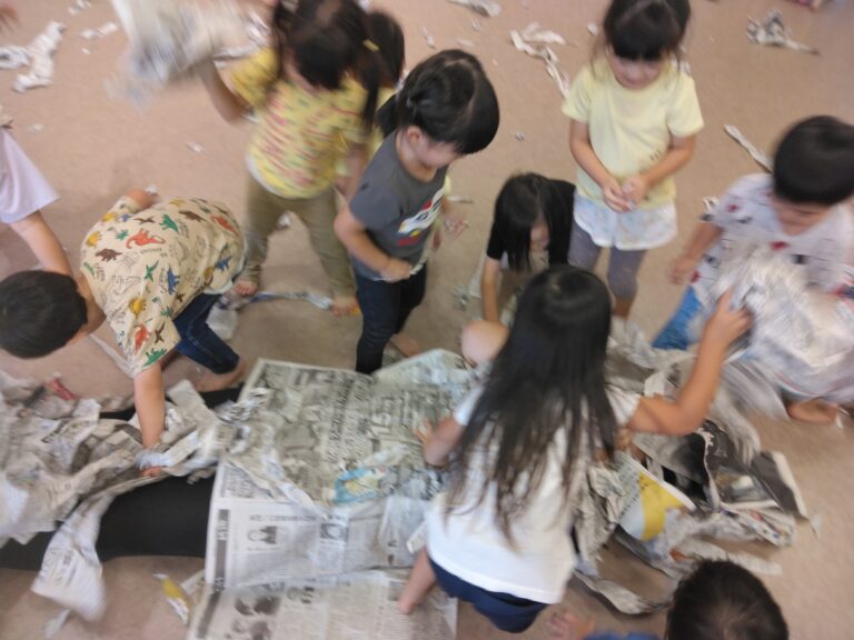 3歳児 にじ・かぜチーム「新聞紙が…大変身」