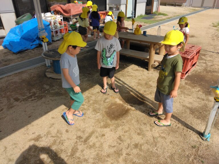 4歳児　いるかチーム「何の跡かな？」