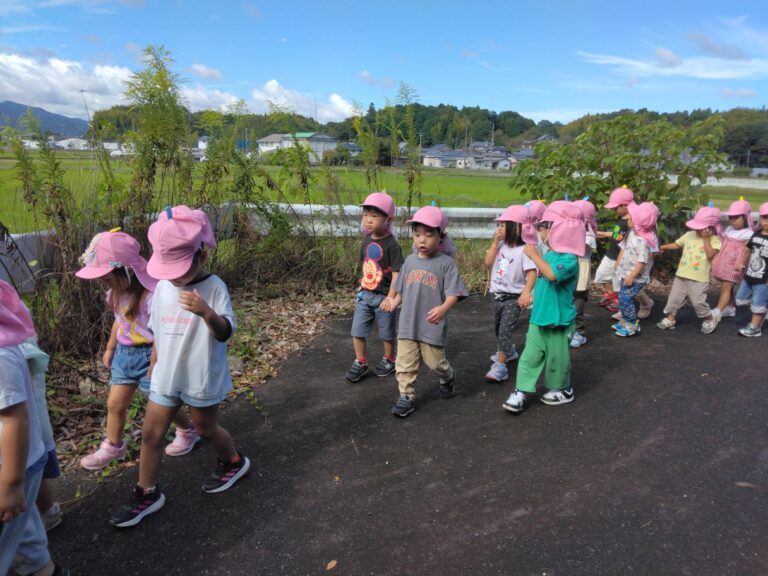 3歳児 にじ・かぜチーム「わくわく・ドキドキの散歩!」