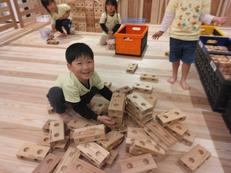 3歳児 にじ・かぜチーム「大きいバスに乗って、しがモックへ!」