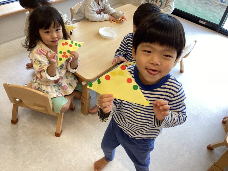 あめチーム 「折り紙でピザを作ったよ!」