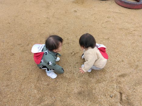 0歳児 うみチーム 「園庭で…」