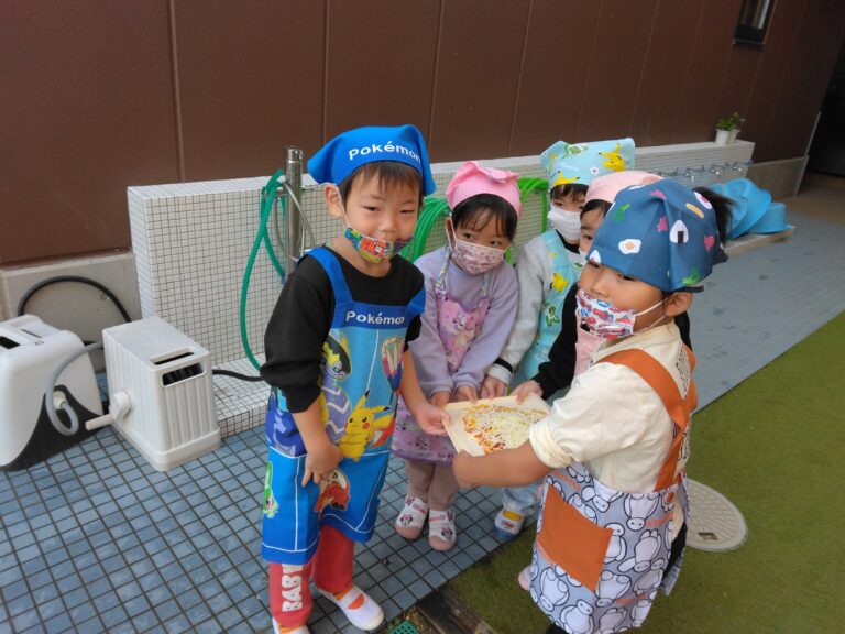 ４歳児　いるかチーム　ピザ作りはおまかせさ！