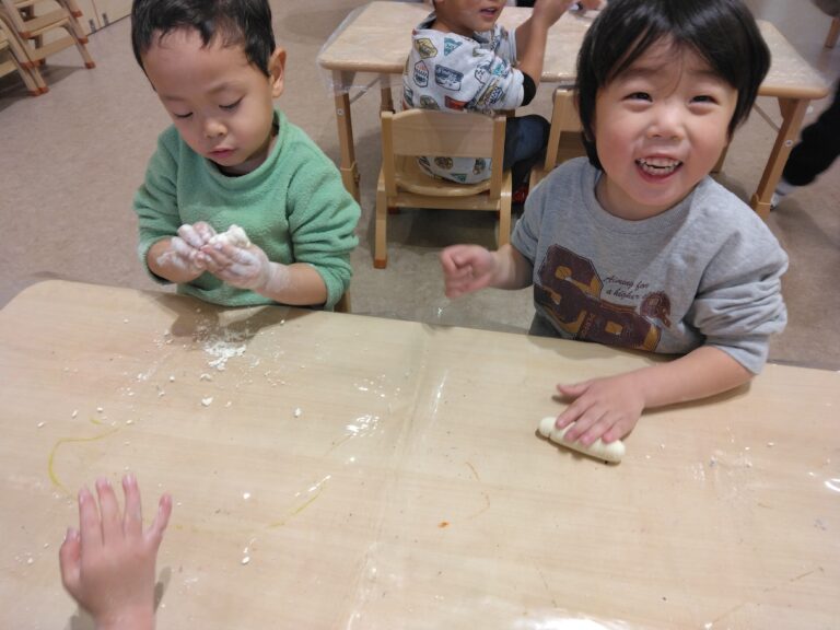 ３歳児　にじ・かぜチーム「ホットケーキのにおいがする！！」