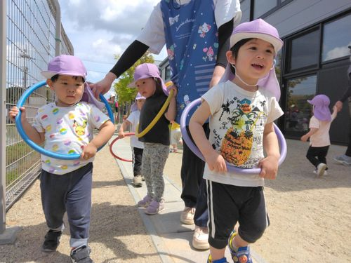 ２歳児あめチーム「園庭ってたのしいね」