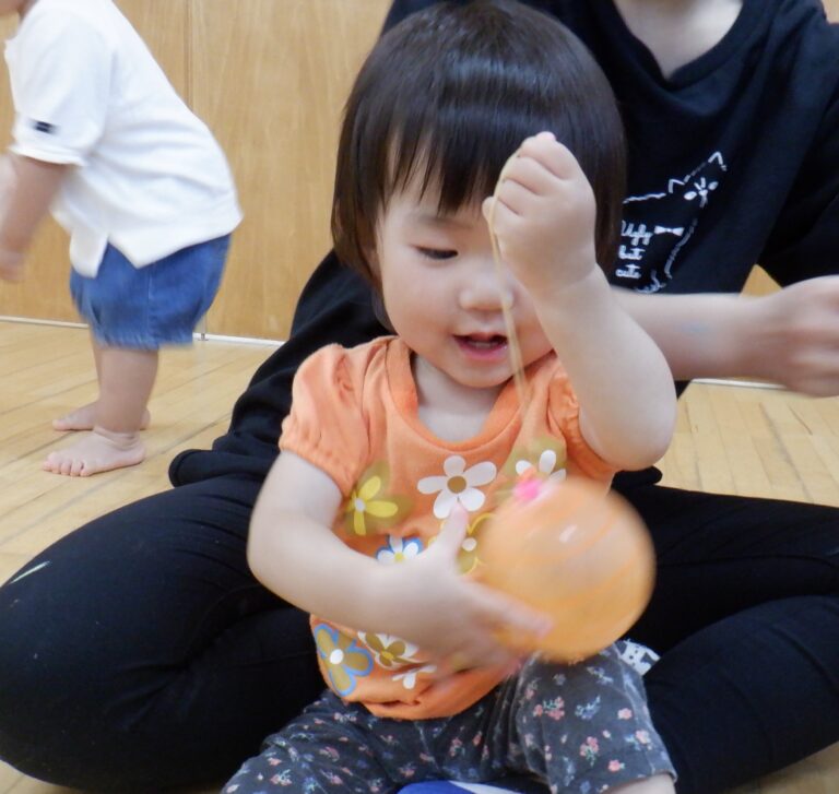 「どうやって・・あそぶのかな～？」