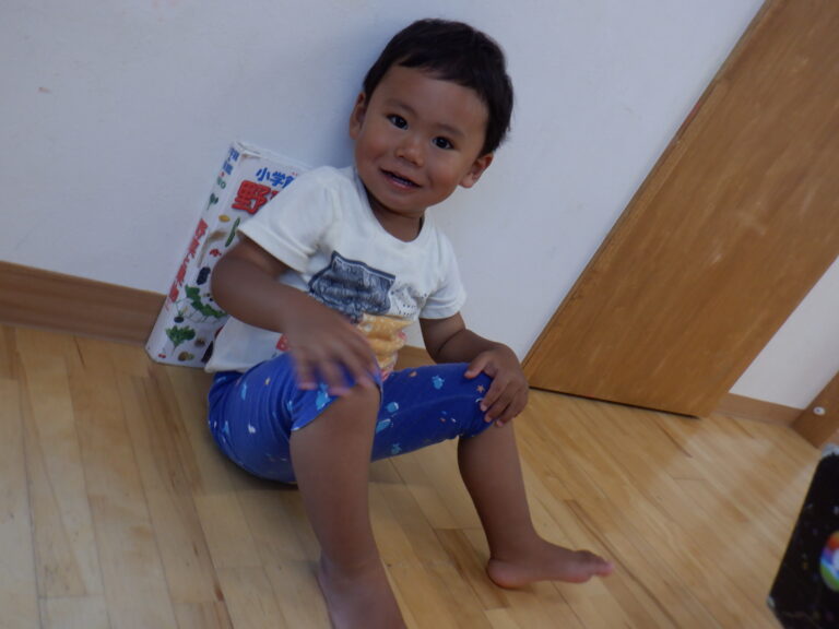 背中に隠しているものは？