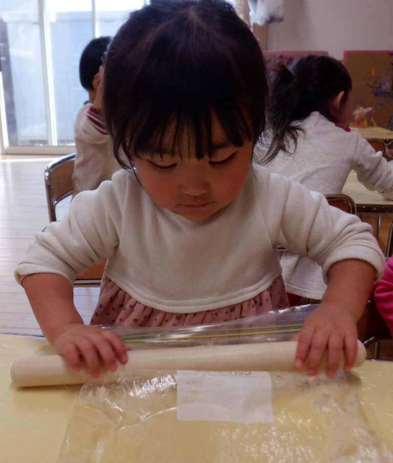 こねて～　のばして～　型抜いて～