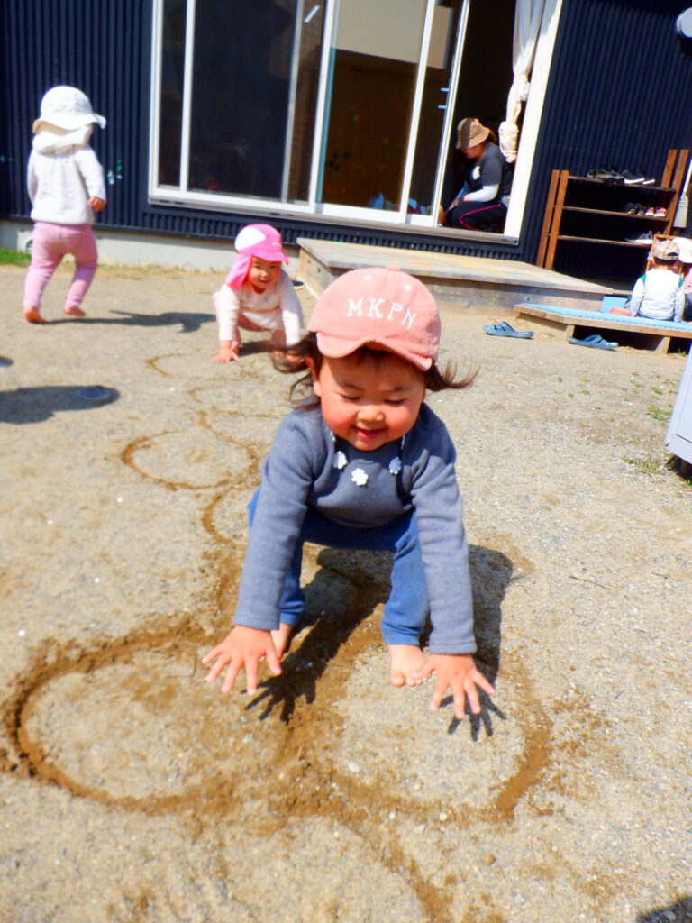”ぴょーん””ぴょん、ぴょん”