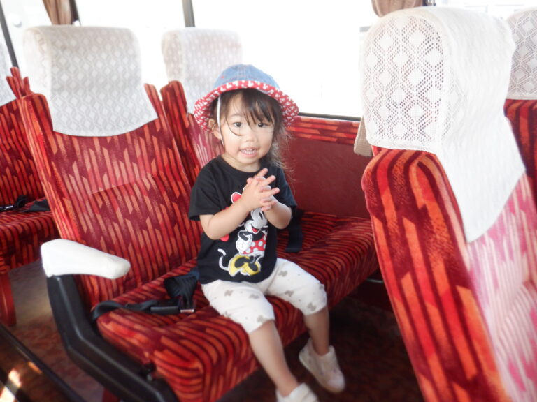 バスで　お・で・か・け・・