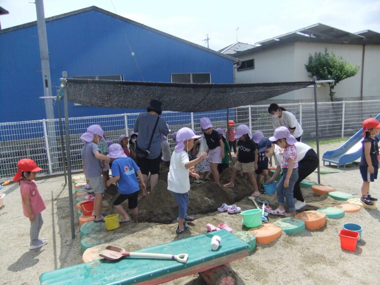 5歳児ほしぐみ・そらぐみ ダイナミックにどろんこあそび