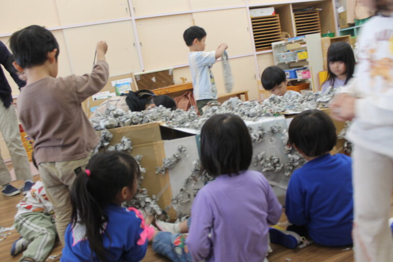 新聞紙遊び「楽しい！」