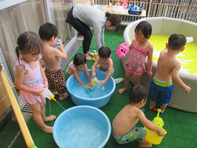 プールで水遊び