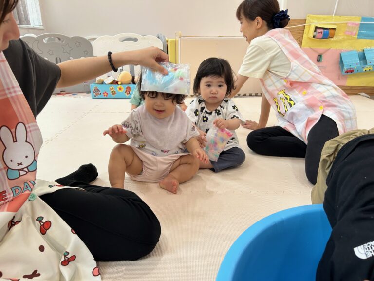 冷たい！もちもち！（うみ組・０歳児）