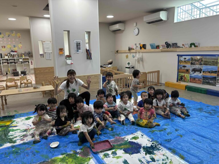 絵の具に思いっきり触れてみよう！
