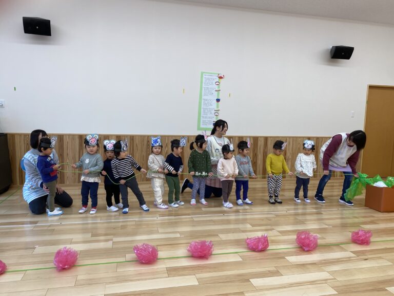 　ドキドキ💓わくわく・・・🎄にじぐみ（2歳児）