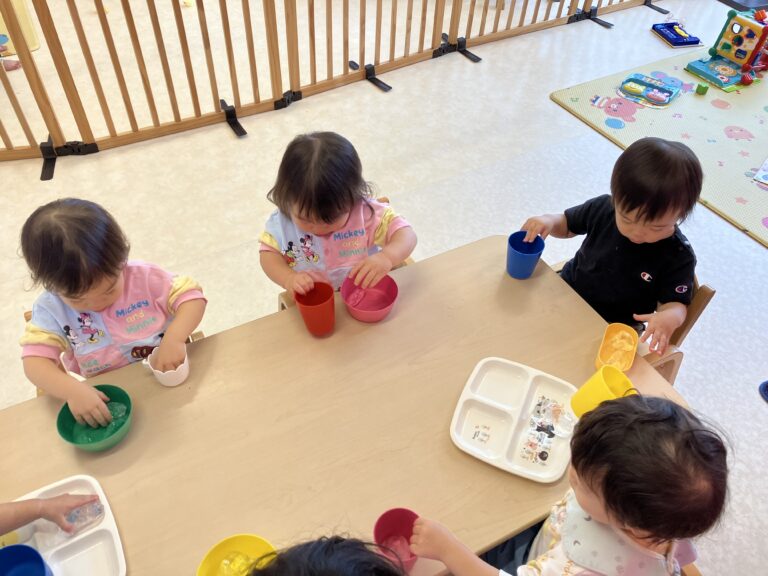 つめた〜い！氷遊びをしたよ！