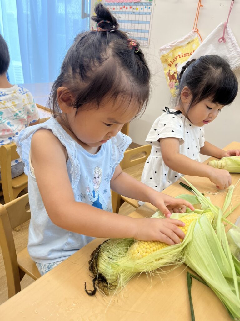 0歳児からの食育<br />
年齢にかかわらず、食に関する活動を行い、食べ物の大切さを感じられるようにします。