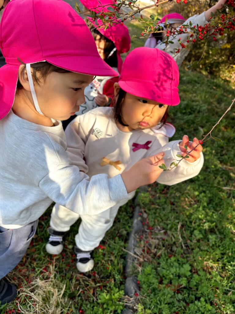 川沿いをトコトコ♪ おんぷ組のおさんぽ日和