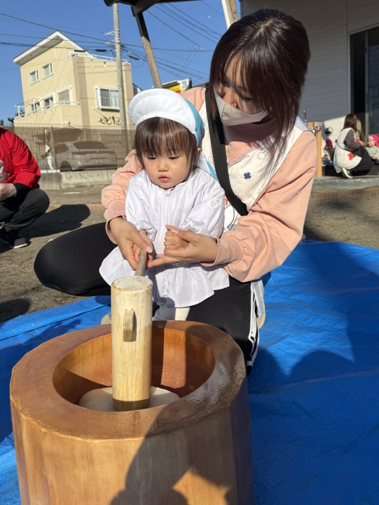 みんなの力でぺったんこ！鏡餅づくりをしました