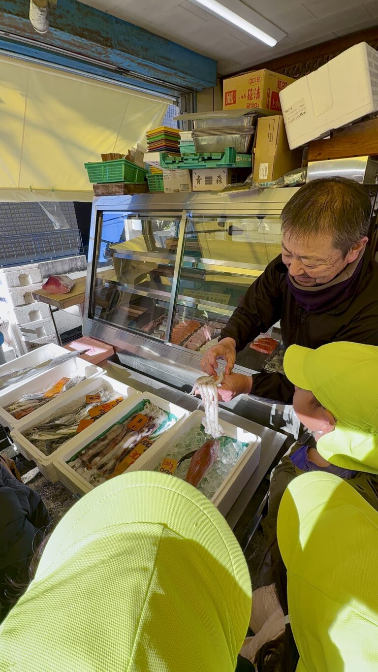 給食のひみつを探しに！年長クラス 魚屋さん見学へ