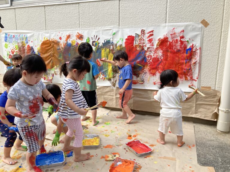 絵の具を使って遊んだよ！
