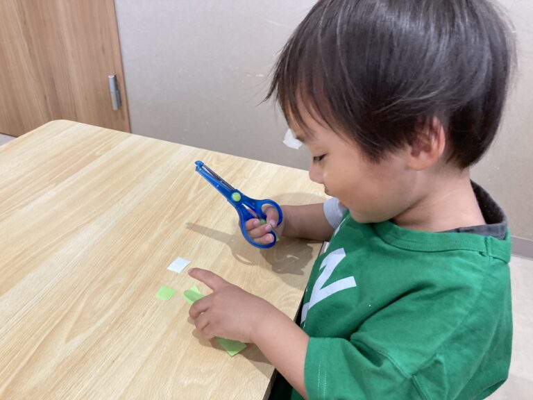 ちょきちょき…上手にできるかな