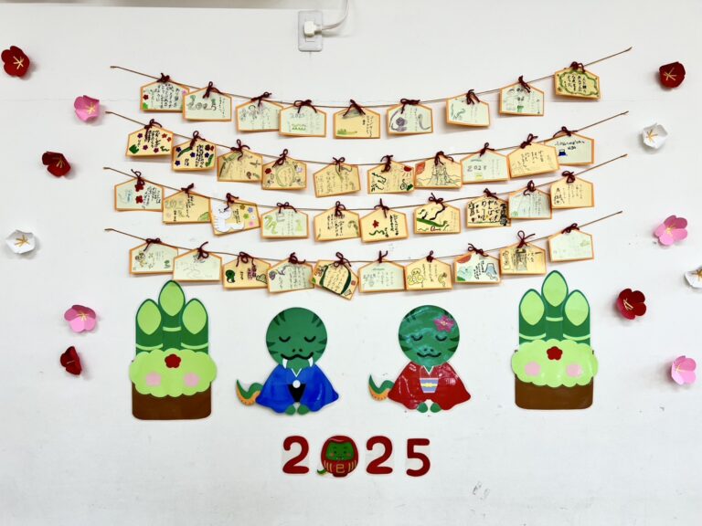 季節の壁面製作『絵馬』🐍
