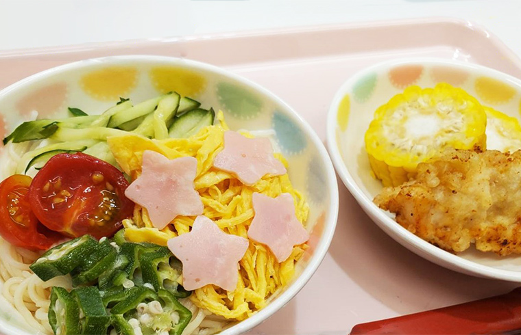 スペシャルメニュー<br />
毎月１９日は食育の日として日本の郷土料理やその地の食材を使った給食やおやつを提供します。誕生日会や七夕・ひなまつりなどの年中行事では、イベントを彩る楽しい<br />
メニューも提供されます。