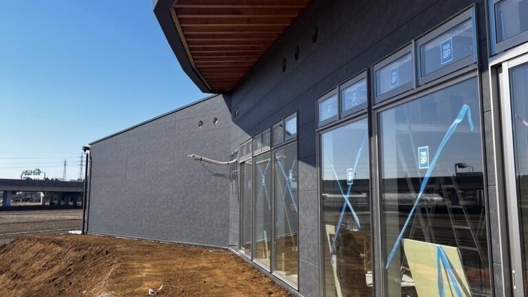 建物に近づくと…