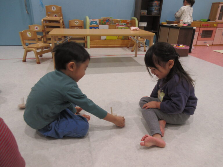 先生、見て見てー！【2歳児 あめチーム】