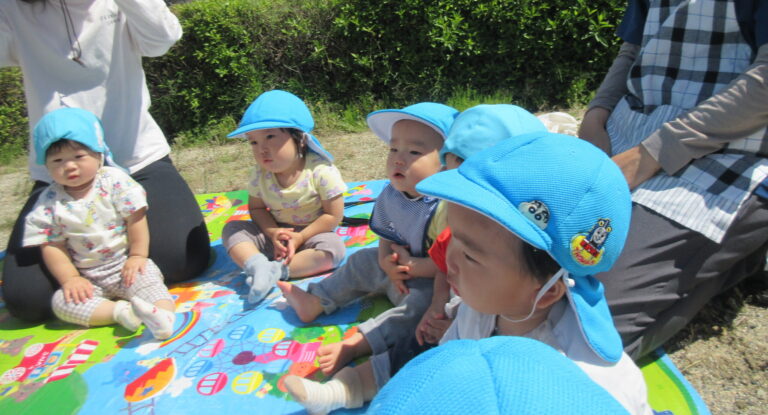 おやつを持って出発！【1歳児 だいちチーム】