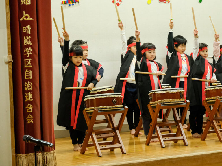 『手と手をつなげば、何でもできる』【5歳児 くじらチーム】