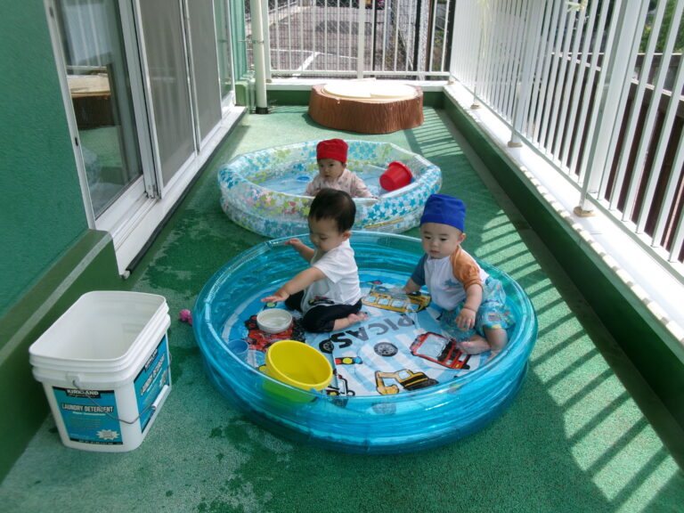 プール遊びって楽しいな(*^^*)【0歳児 うみチーム】