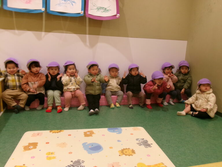 散歩での楽しみのひとつです【1歳児 だいちチーム】