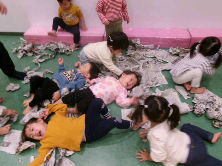 ビリビリ！くしゃくしゃ！✨【1歳児 だいちチーム】