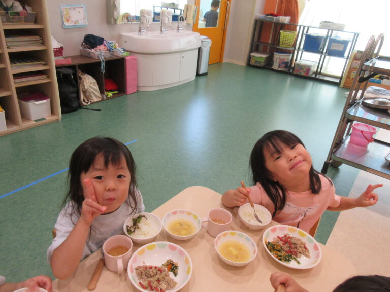 おいし～！おかわり！！【３歳児 にじチーム】