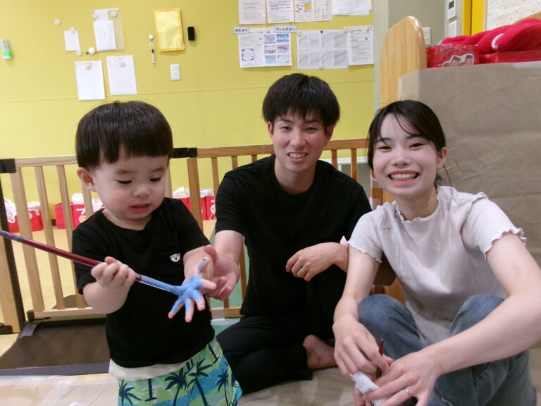 ペタペタ、ぬりぬり🎨【1歳児 だいちチーム】