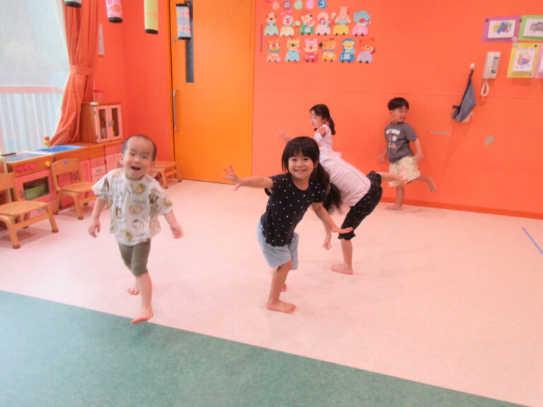 リズムたのし～♪【3歳児 にじチーム】