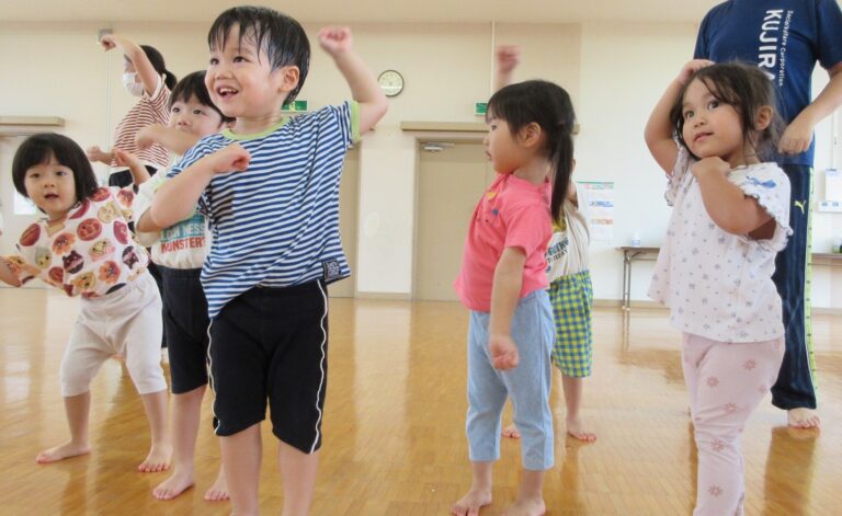 体を動かすって楽しいよね！！【2歳児 あめチーム】