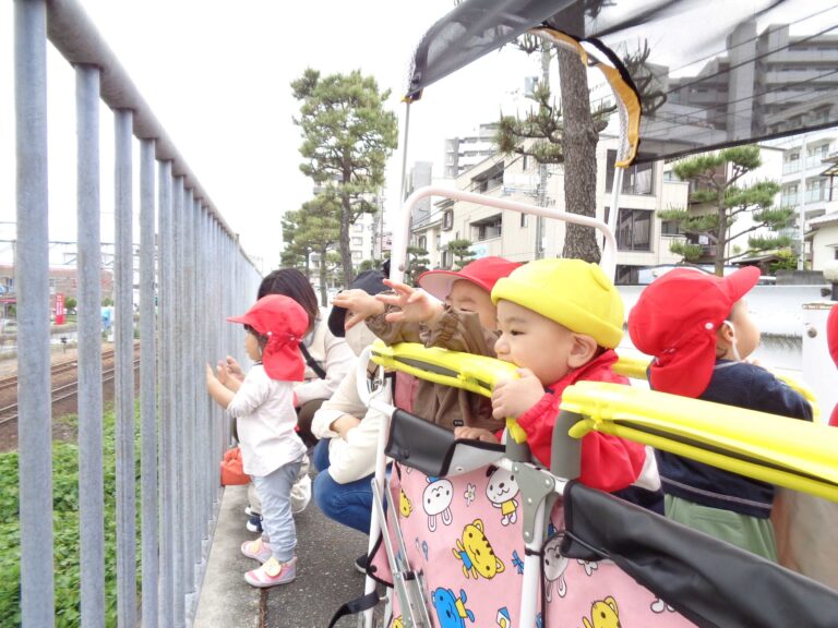 たくさん電車見たよ🚃（０・1歳児　うみ・だいち組）