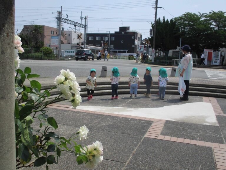 いい香り🌹（２歳児　あめ組）
