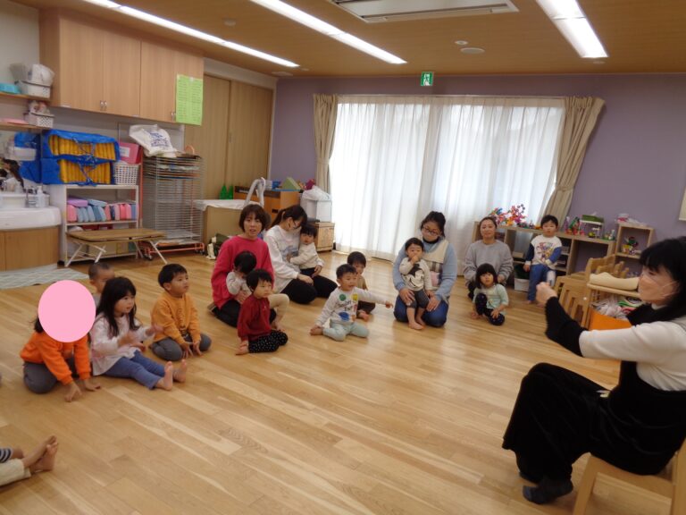 先輩あめ組と、初めての英語レッスン（1，2歳児　だいち・あめ組）