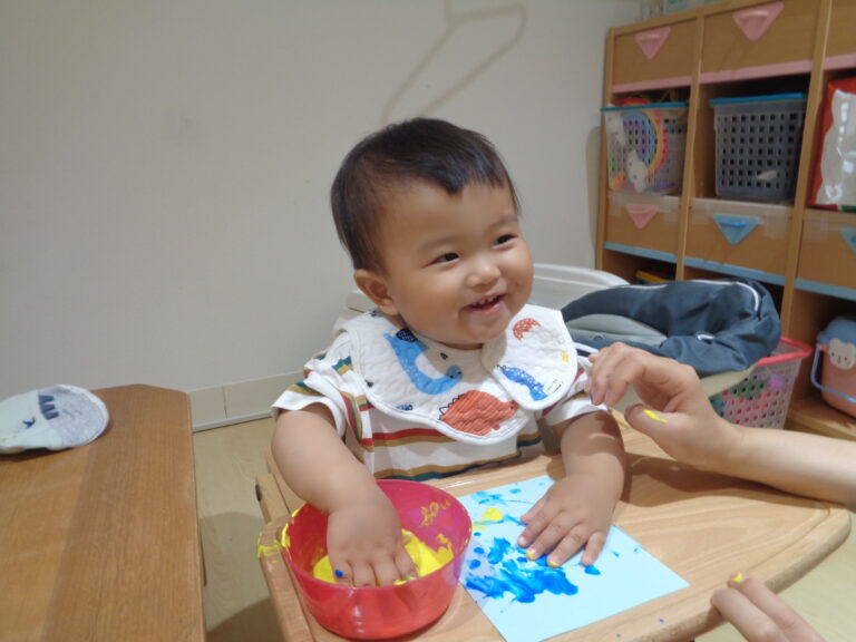 絵の具でちょんちょん♪(0歳児 うみぐみ)