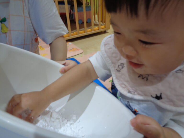 不思議な粉😮(0歳児 うみぐみ)