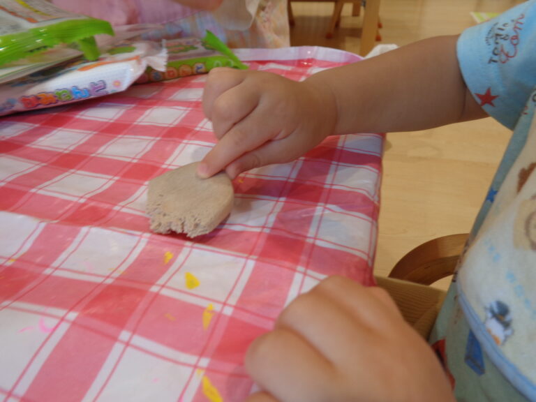 粘土こねこね~🎵(1歳児 だいち組)