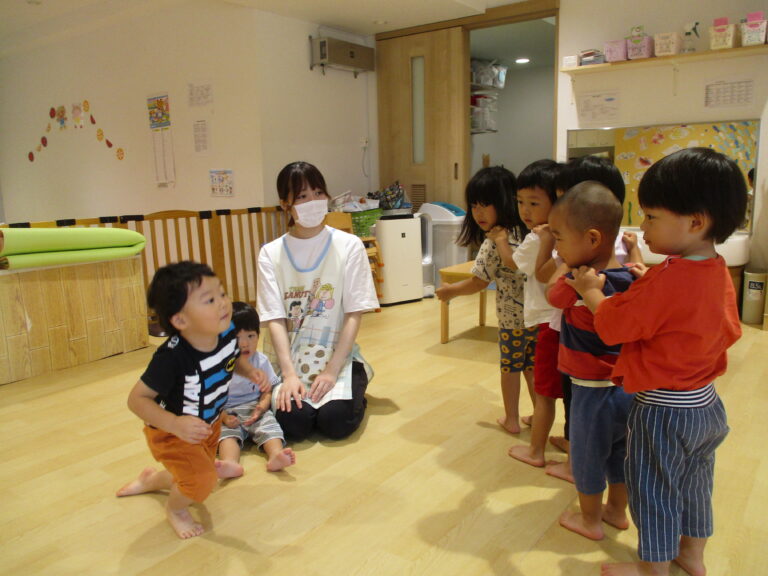 次はだれが呼ばれるかな?(2歳児 あめ組)