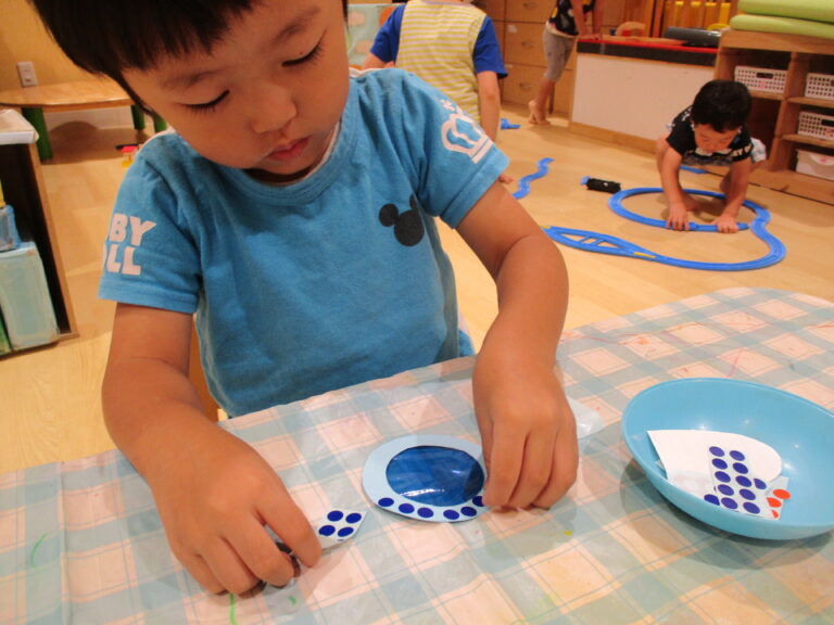 とんぼのめがねは何色?